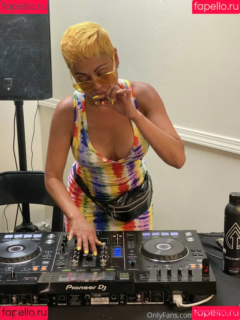 Priya Anjali Rai / priya_rai_xoxo / priyaanjalirai Onlyfans Photo Gallery 