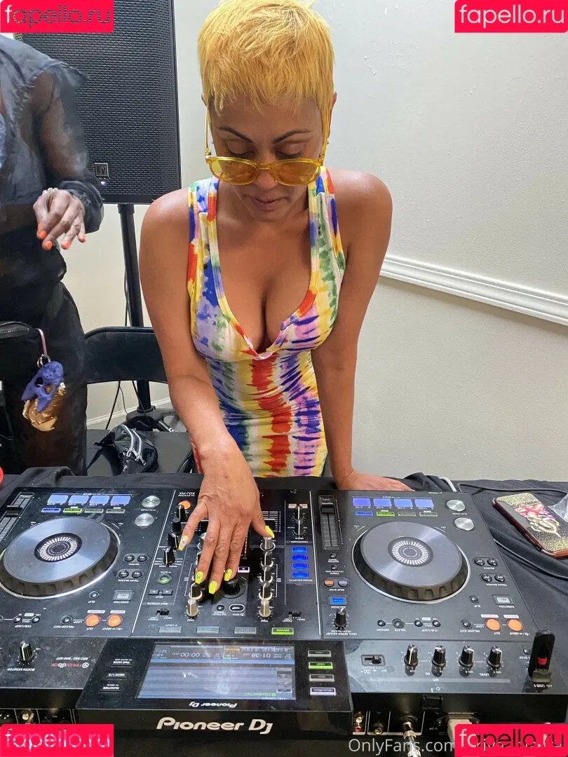 Priya Anjali Rai / priya_rai_xoxo / priyaanjalirai Onlyfans Photo Gallery 