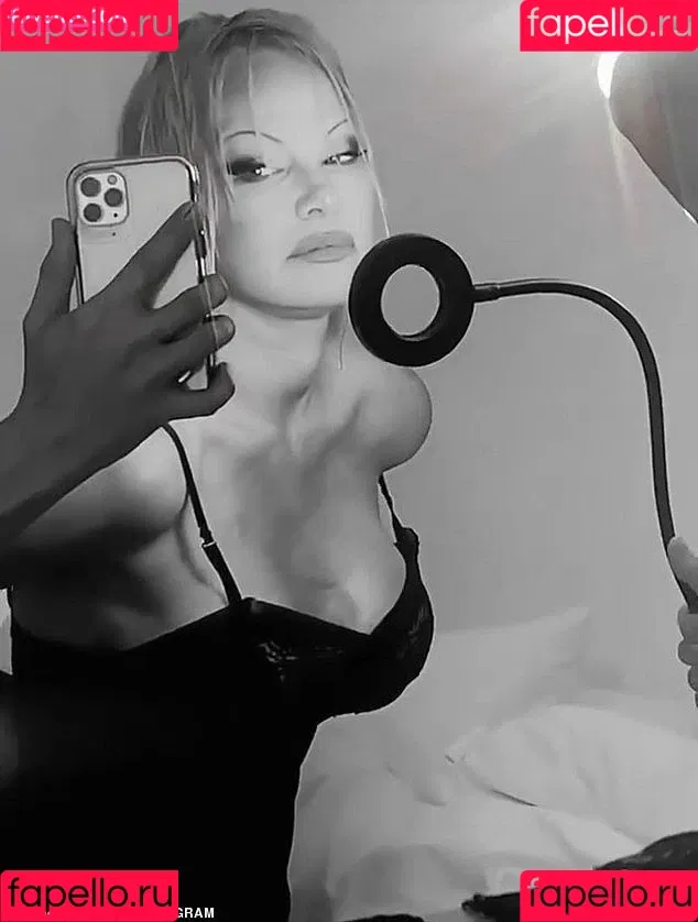Pamela Anderson / mepamelaanderson / pamelaanderson Onlyfans Photo Gallery 