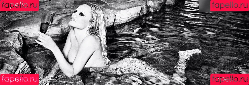 Pamela Anderson / mepamelaanderson / pamelaanderson Onlyfans Photo Gallery 