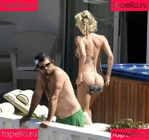 Pamela Anderson / mepamelaanderson / pamelaanderson Onlyfans Photo Gallery 