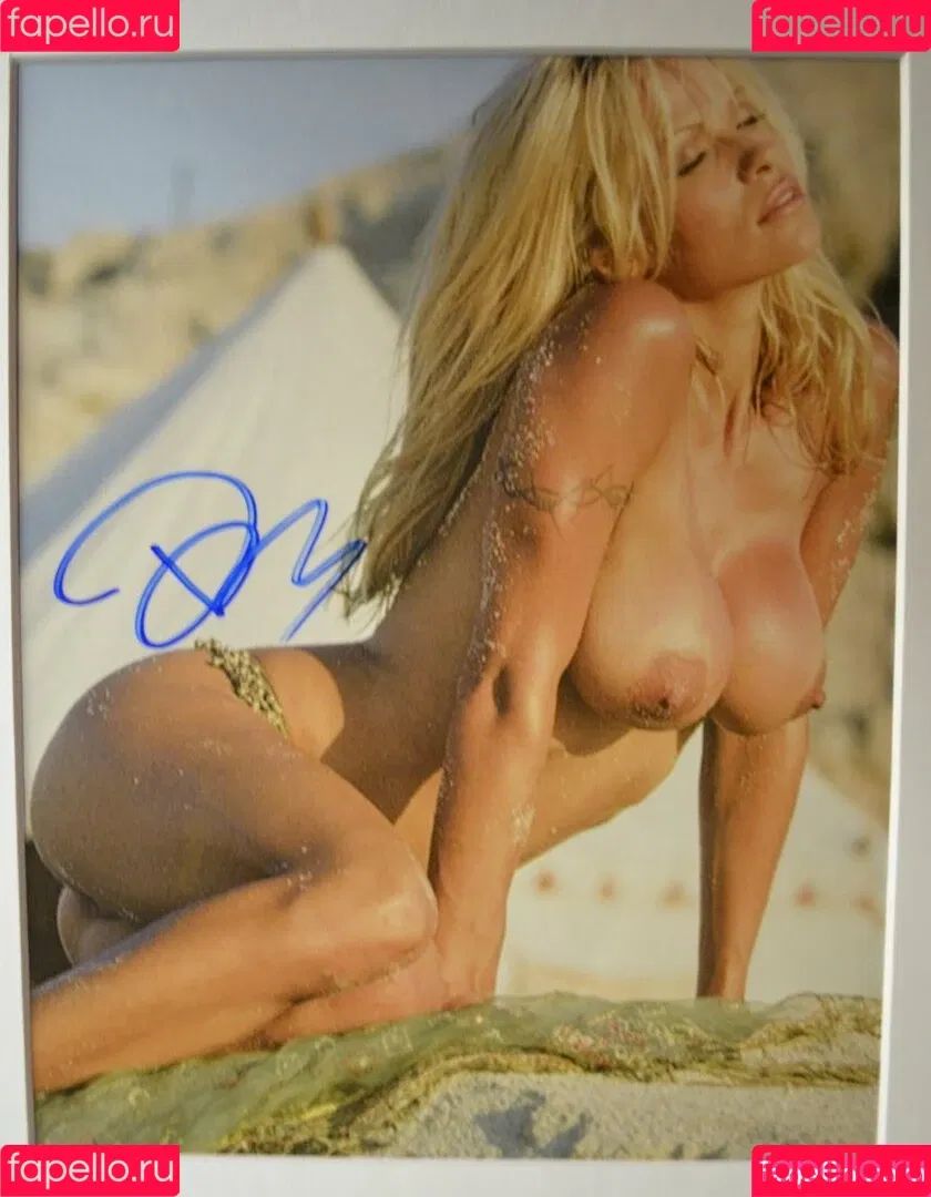 Pamela Anderson / mepamelaanderson / pamelaanderson Onlyfans Photo Gallery 