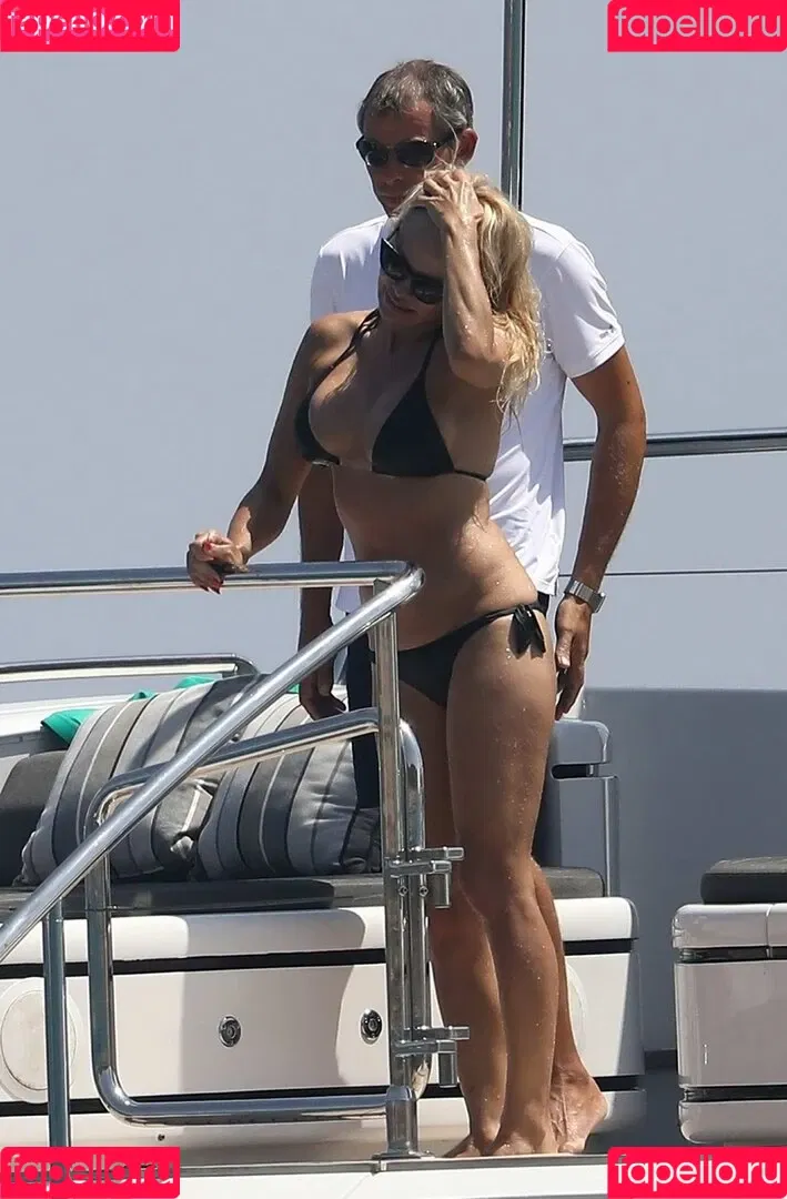 Pamela Anderson / mepamelaanderson / pamelaanderson Onlyfans Photo Gallery 