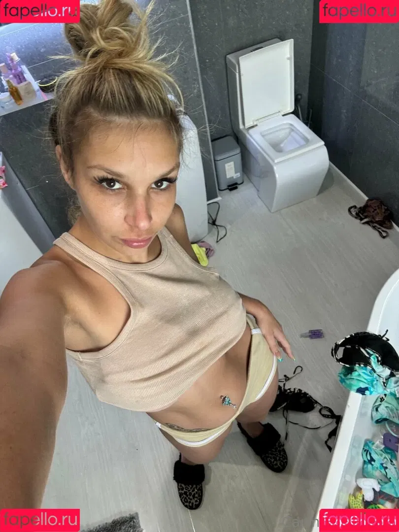 carmencalientefanpage / carmencalixxx Onlyfans Photo Gallery 