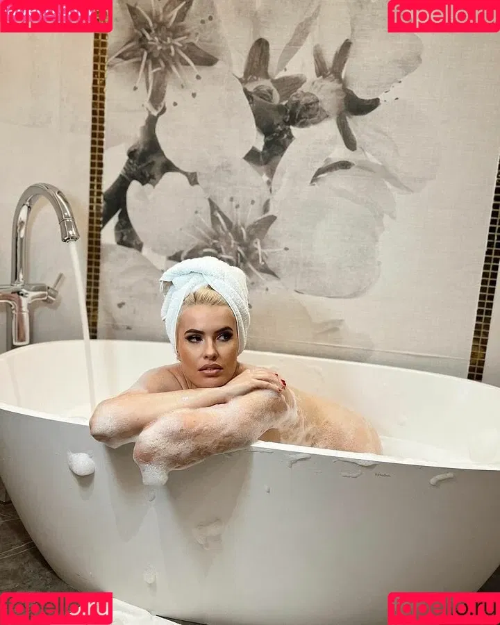 Adriana Abenia / adrianaabenia Onlyfans Photo Gallery 
