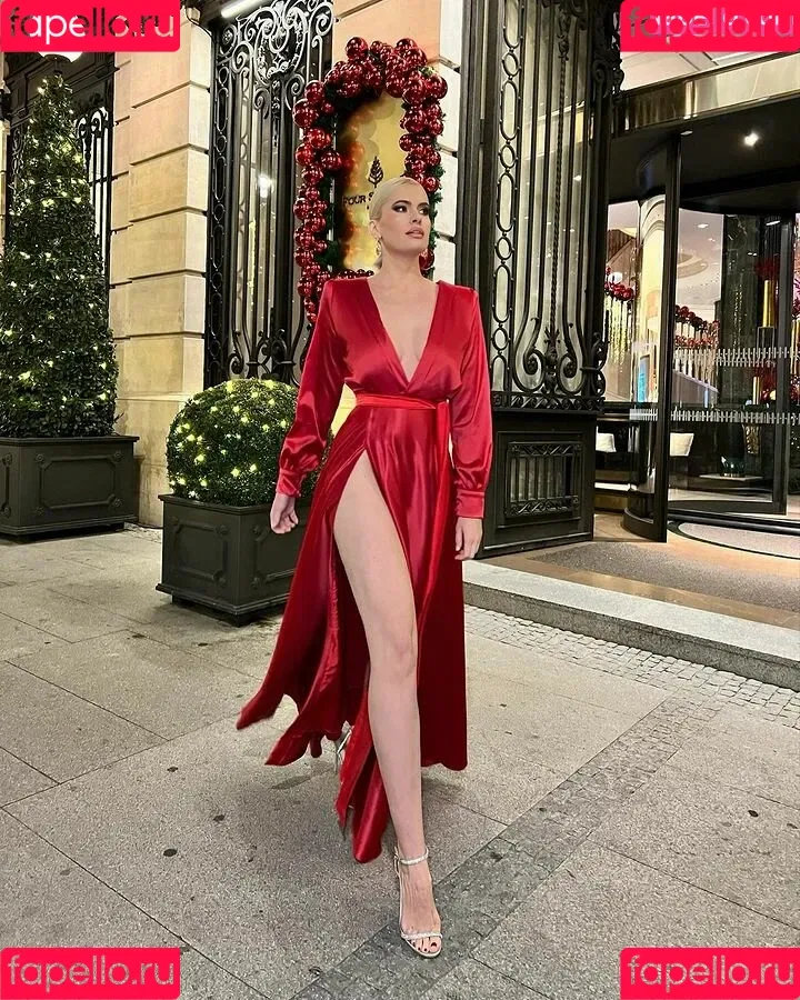 Adriana Abenia / adrianaabenia Onlyfans Photo Gallery 