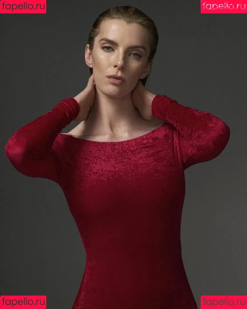 Betty Gilpin / voldemortbarbieclown Onlyfans Photo Gallery 