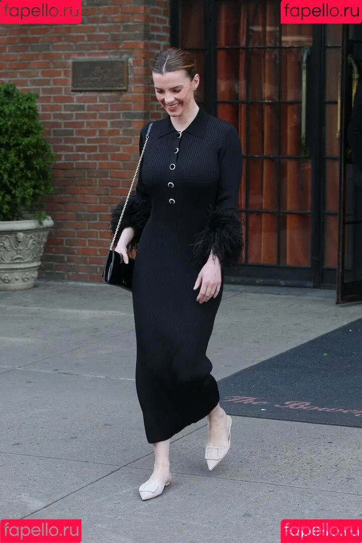 Betty Gilpin / voldemortbarbieclown Onlyfans Photo Gallery 