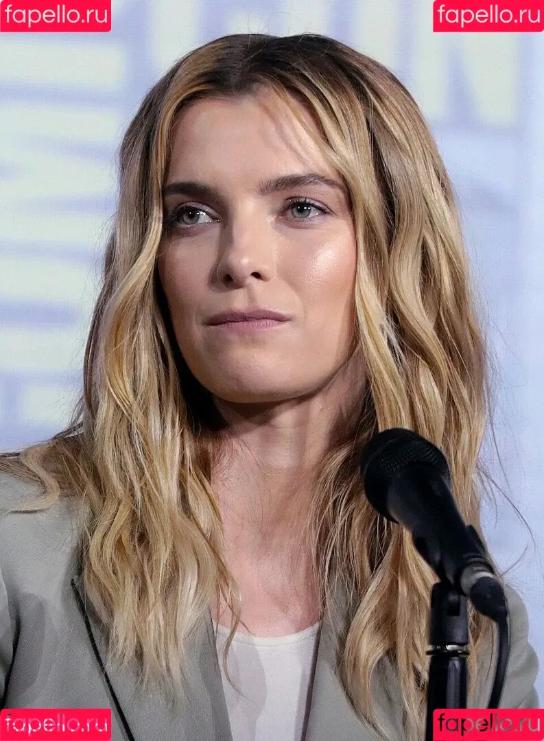 Betty Gilpin / voldemortbarbieclown Onlyfans Photo Gallery 