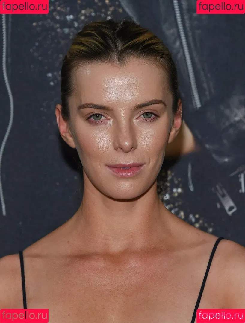 Betty Gilpin / voldemortbarbieclown Onlyfans Photo Gallery 