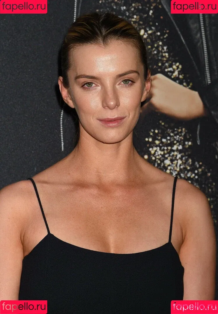 Betty Gilpin / voldemortbarbieclown Onlyfans Photo Gallery 