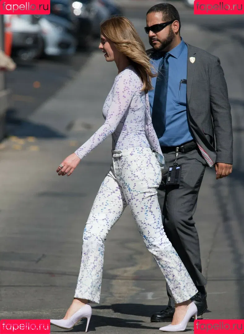 Betty Gilpin / voldemortbarbieclown Onlyfans Photo Gallery 