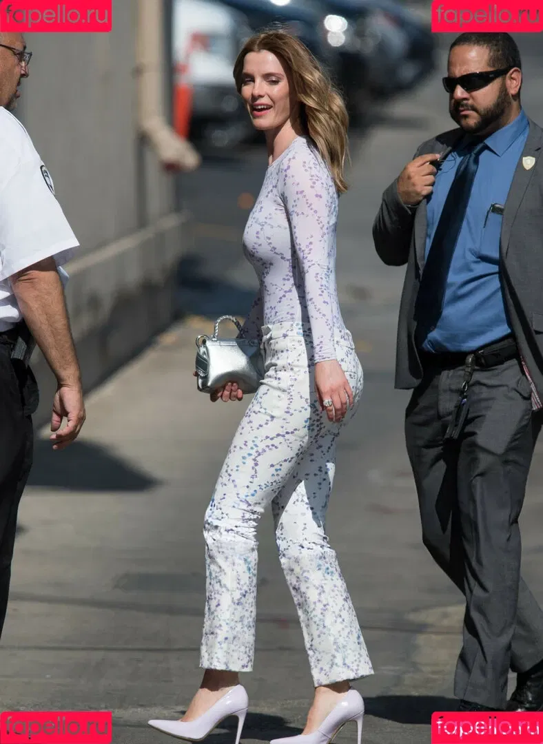 Betty Gilpin / voldemortbarbieclown Onlyfans Photo Gallery 