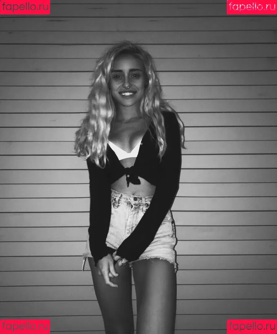 Lissapolooza / Naomi Woods / naomiwoods.official Onlyfans Photo Gallery 