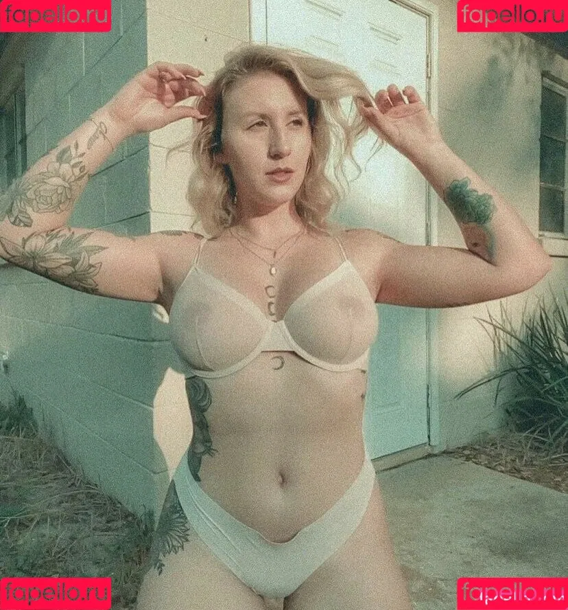 Toriiiaa / Victoria / https: / victoria_home_girl Onlyfans Photo Gallery 