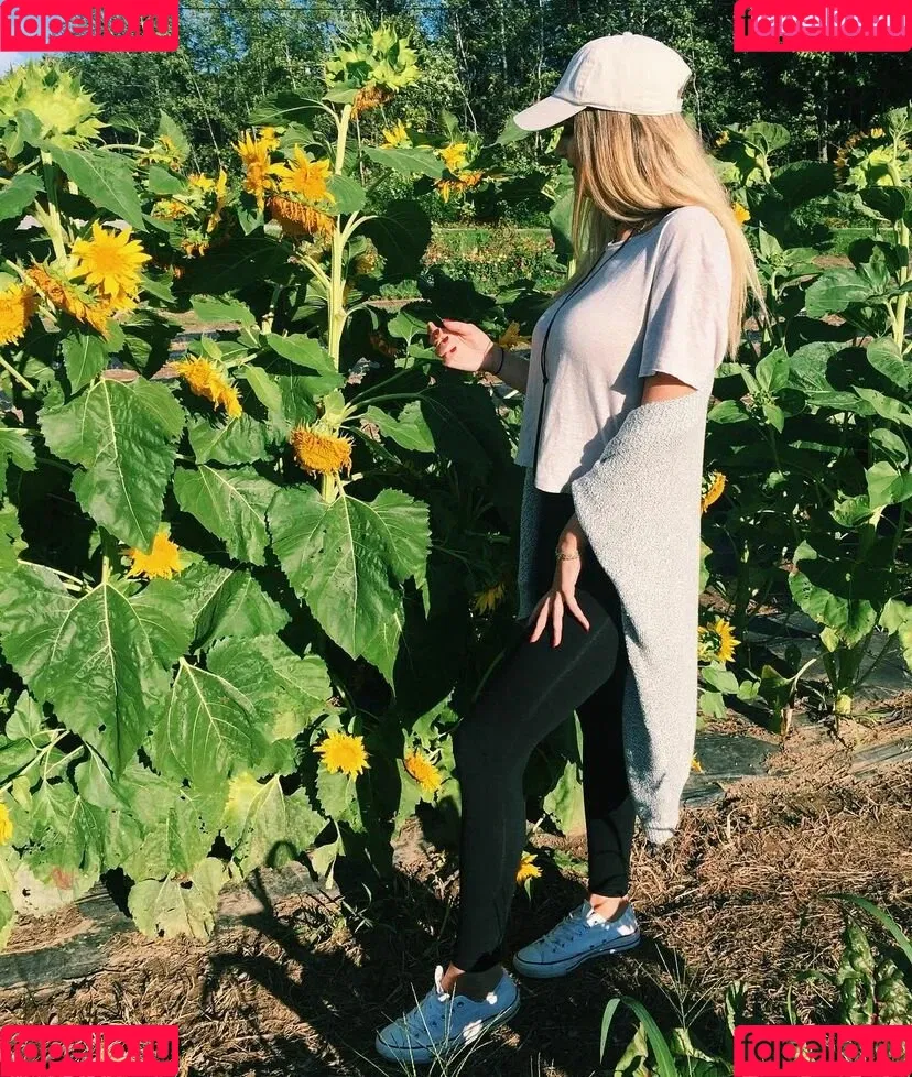 Toriiiaa / Victoria / https: / victoria_home_girl Onlyfans Photo Gallery 