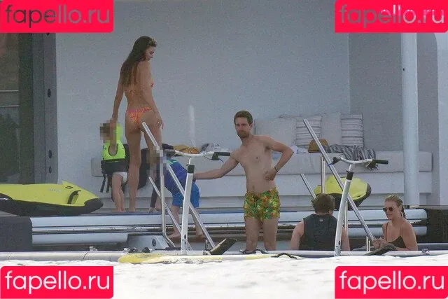 Miranda Kerr / mirandakerr / tsmirandakerr Onlyfans Photo Gallery 