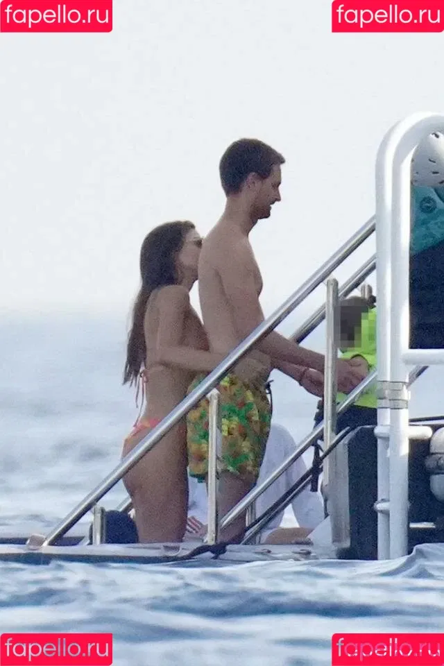 Miranda Kerr / mirandakerr / tsmirandakerr Onlyfans Photo Gallery 