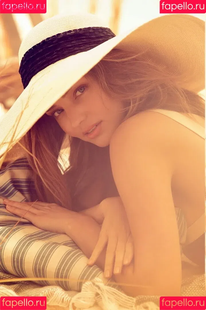 Miranda Kerr / mirandakerr / tsmirandakerr Onlyfans Photo Gallery 