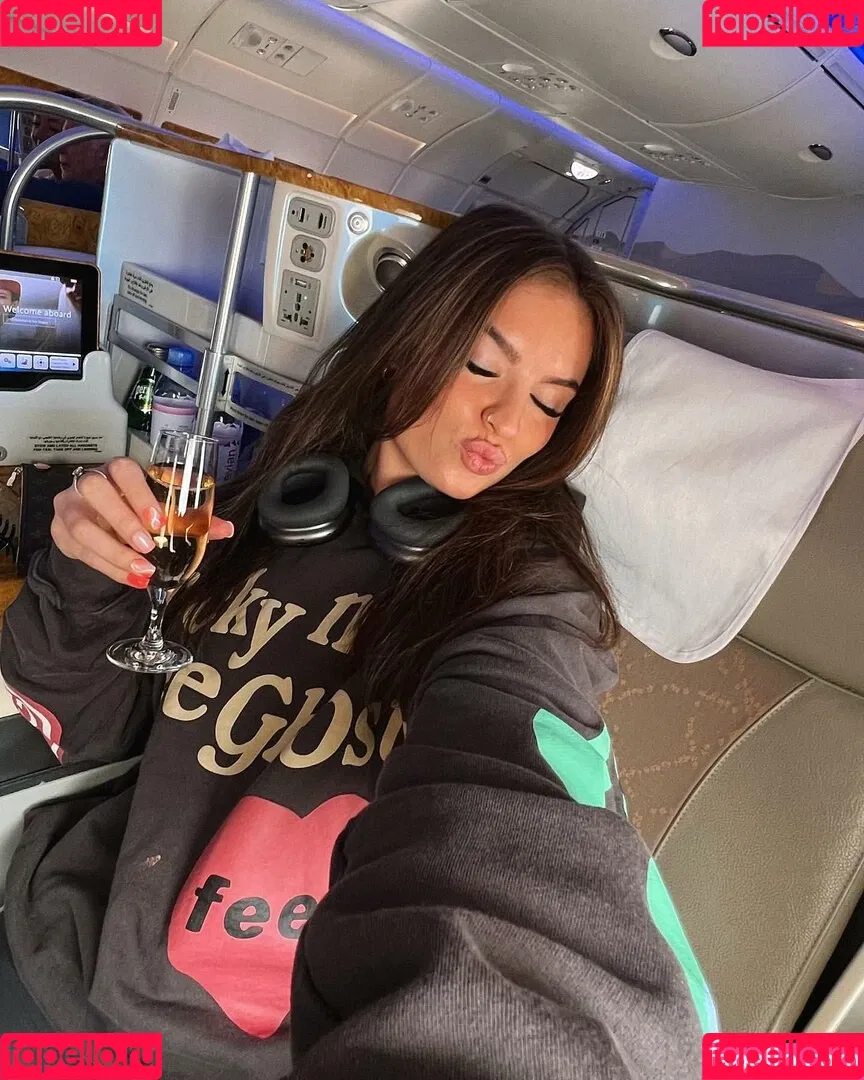 MIA GREEN / mialaurengreen / wetmia Onlyfans Photo Gallery 