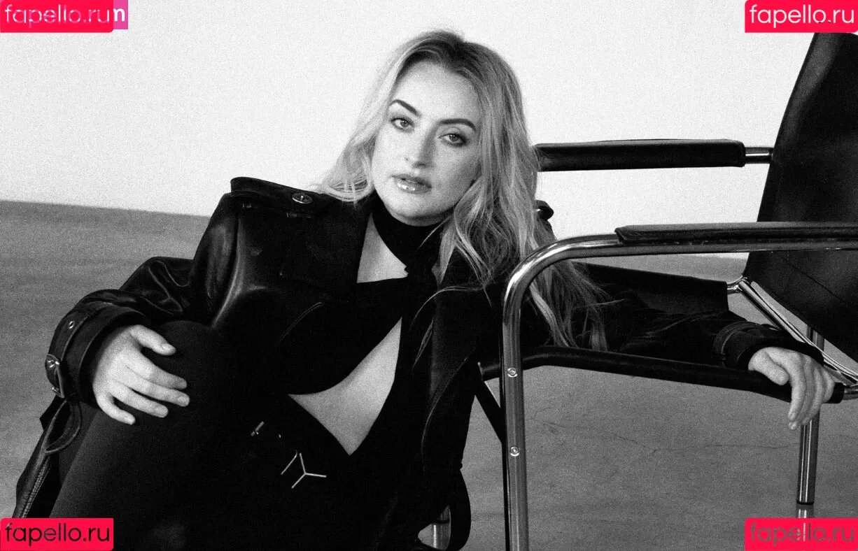 Amelia Dimoldenberg / ameliadimz / emilynudess Onlyfans Photo Gallery 