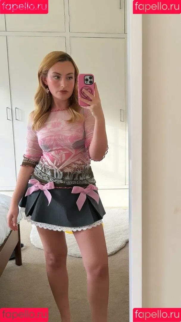 Amelia Dimoldenberg / ameliadimz / emilynudess Onlyfans Photo Gallery 