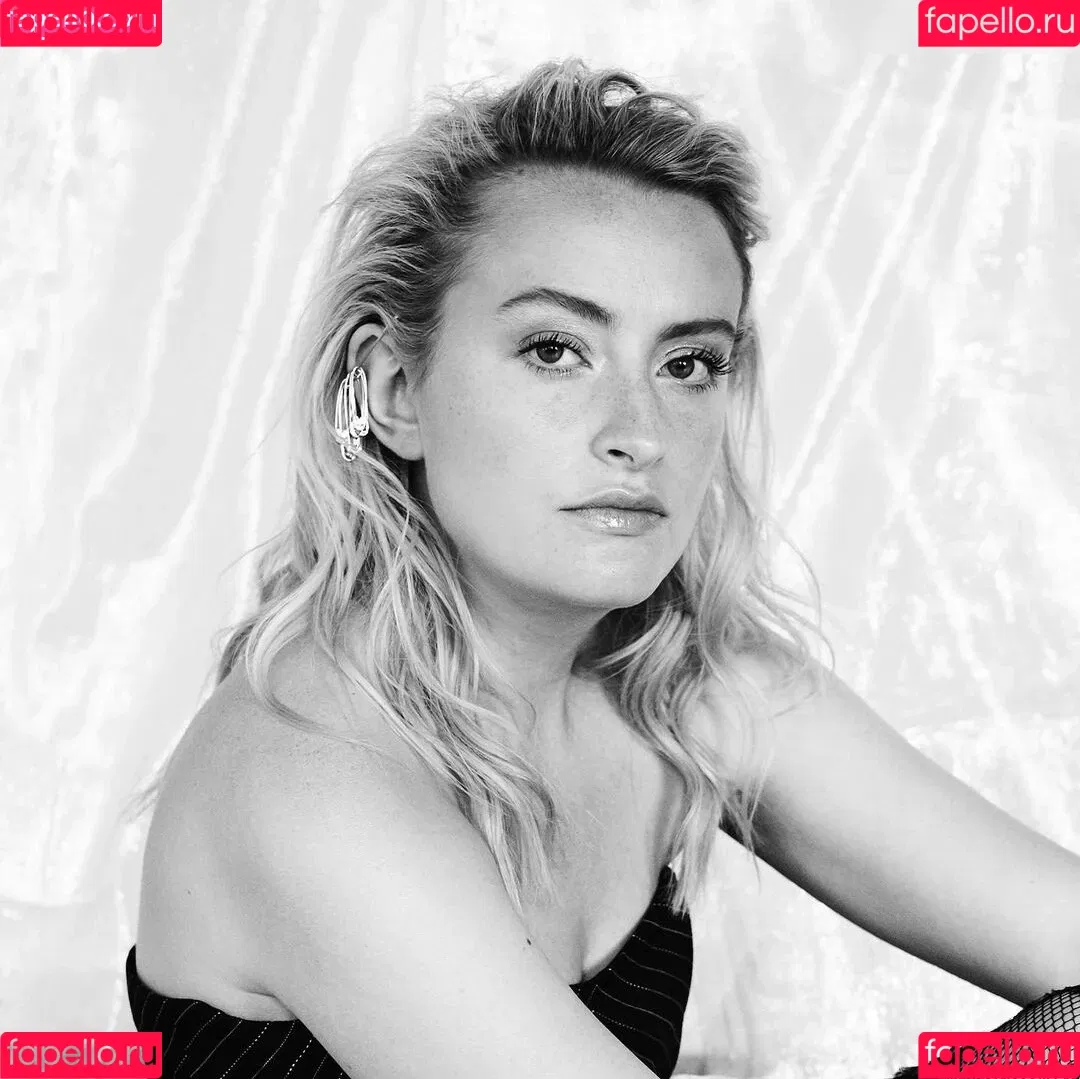 Amelia Dimoldenberg / ameliadimz / emilynudess Onlyfans Photo Gallery 