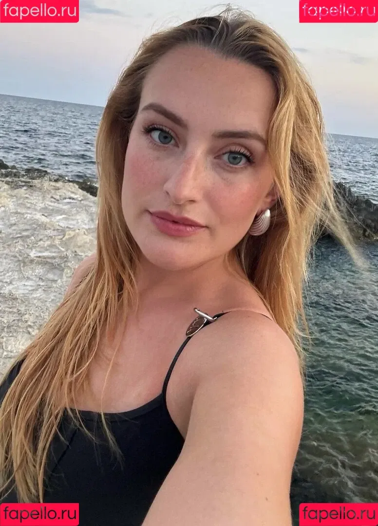 Amelia Dimoldenberg / ameliadimz / emilynudess Onlyfans Photo Gallery 