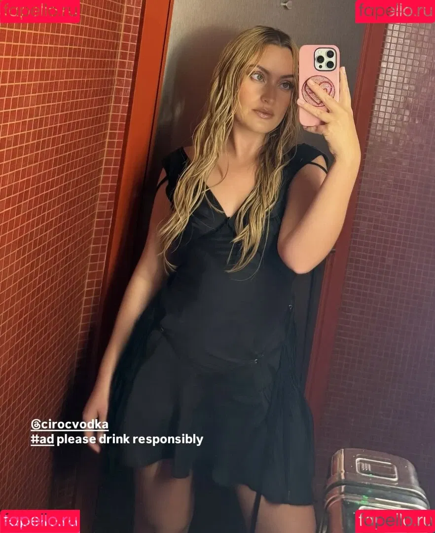 Amelia Dimoldenberg / ameliadimz / emilynudess Onlyfans Photo Gallery 