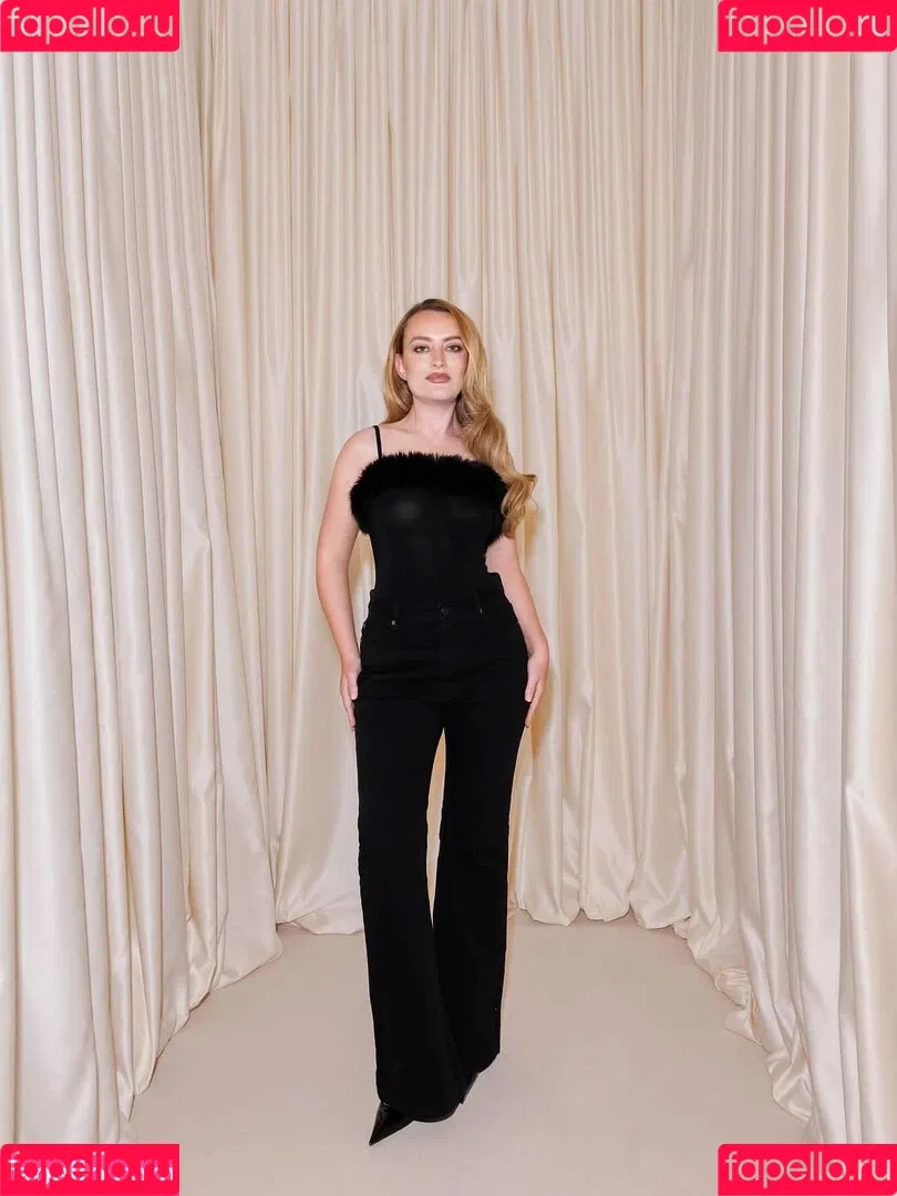 Amelia Dimoldenberg / ameliadimz / emilynudess Onlyfans Photo Gallery 