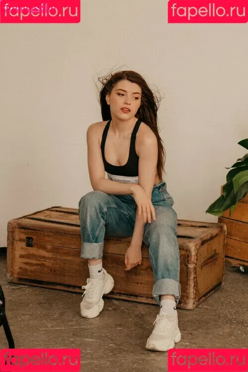 Olyashaa / deepfake / olyashaasaxon Onlyfans Photo Gallery 