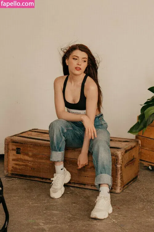 Olyashaa / deepfake / olyashaasaxon Onlyfans Photo Gallery 