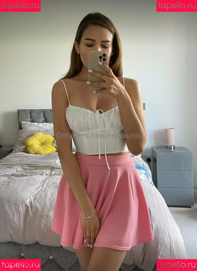 kunismilaonline / miakunis Onlyfans Photo Gallery 