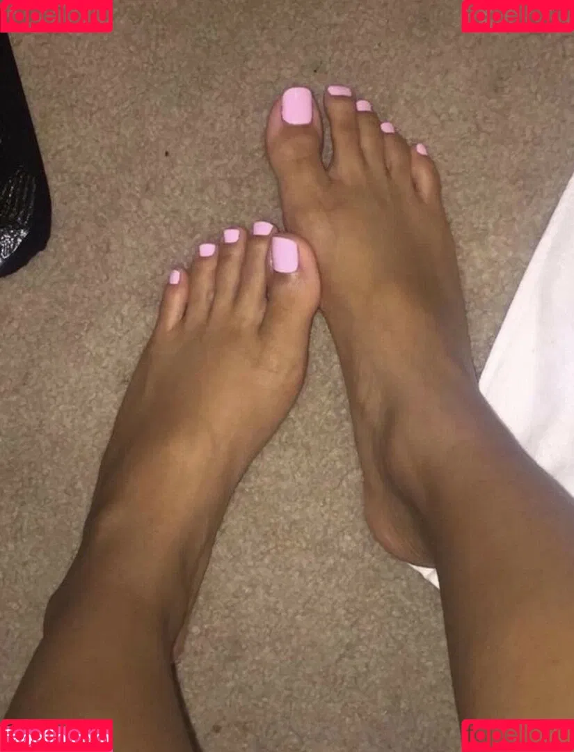 Pretty Feet / prettyfeet_of / prettytoes6969 Onlyfans Photo Gallery 