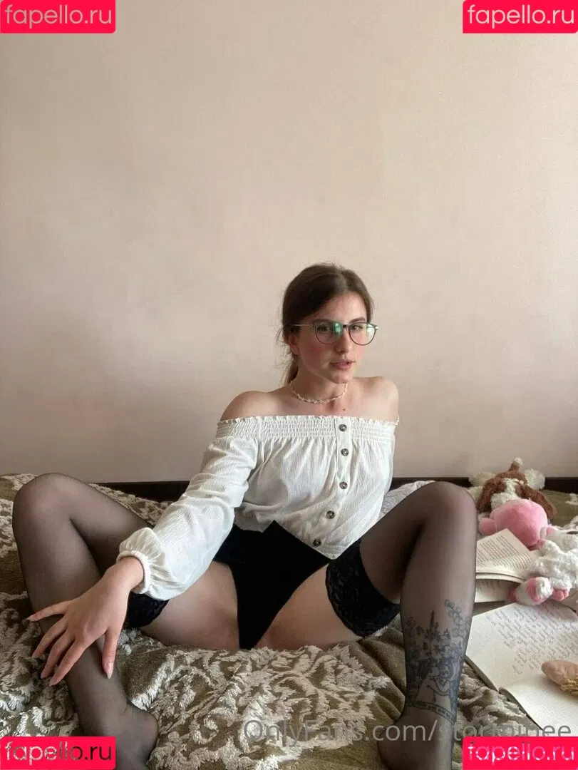 Cherry Blossom / Stormi Bee / baby_cherrry / stormibee / stormibree Onlyfans Photo Gallery 