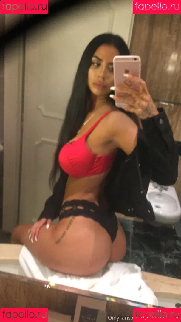 Mia Madisson / shhhmadisson Onlyfans Photo Gallery 