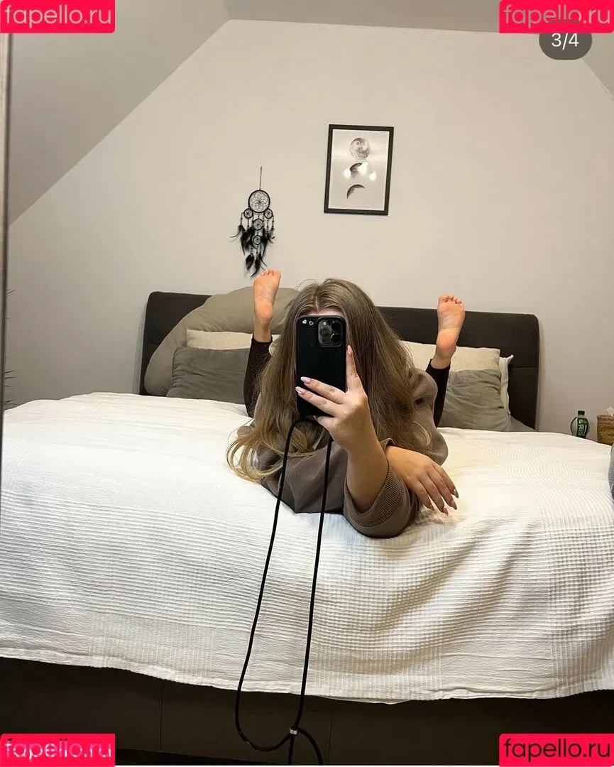 tinygoldengirl / yourtinygoldengirl Onlyfans Photo Gallery 