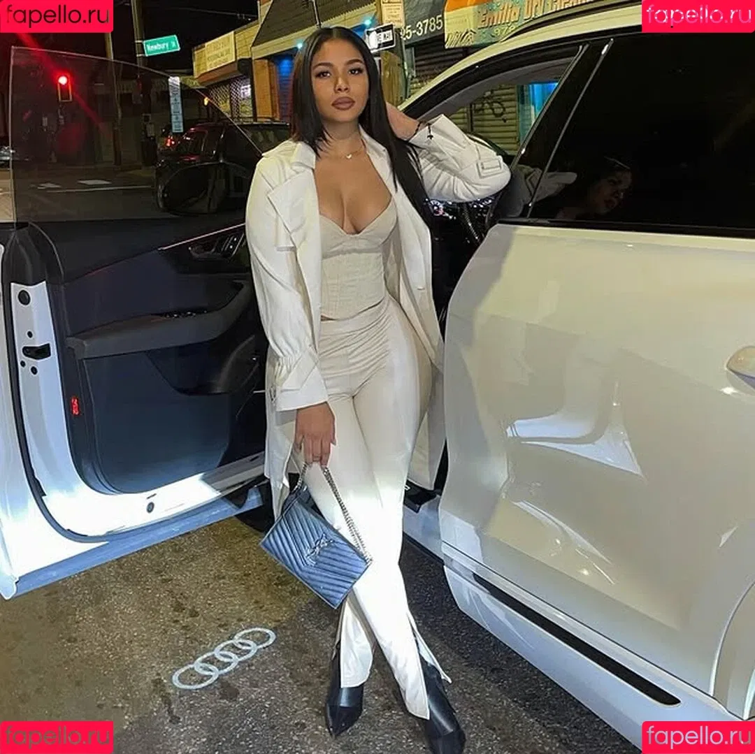 Hispanic / Latina Women / dianaMriveraa / dianamrivera_ / dianariveraa Onlyfans Photo Gallery 