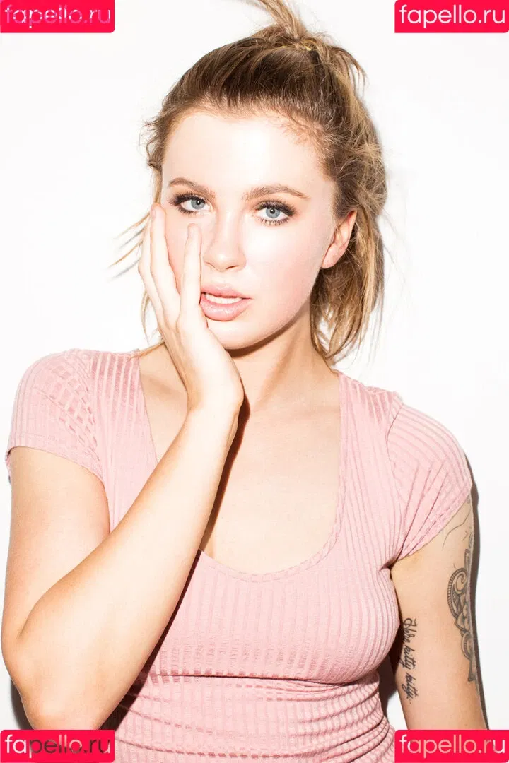 Ireland Baldwin / chloebaldwin... / irelandbasingerbaldwin Onlyfans Photo Gallery 