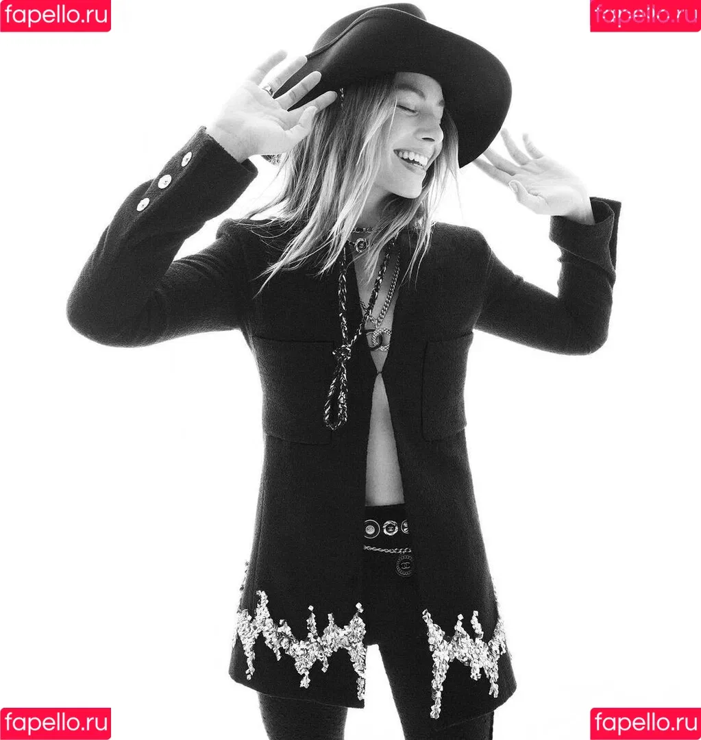 Margot Robbie / margotrobbieofficial Onlyfans Photo Gallery 