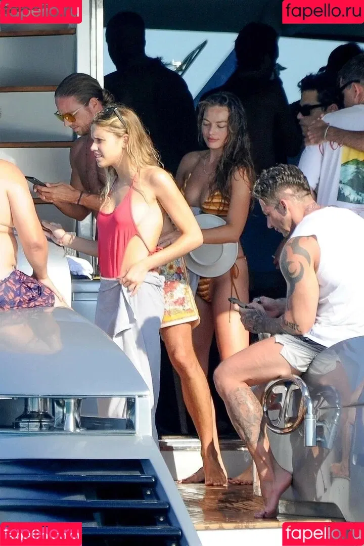 Margot Robbie / margotrobbieofficial Onlyfans Photo Gallery 