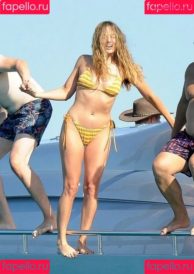 Margot Robbie / margotrobbieofficial Onlyfans Photo Gallery 