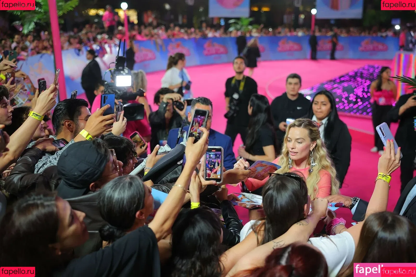 Margot Robbie / margotrobbieofficial Onlyfans Photo Gallery 