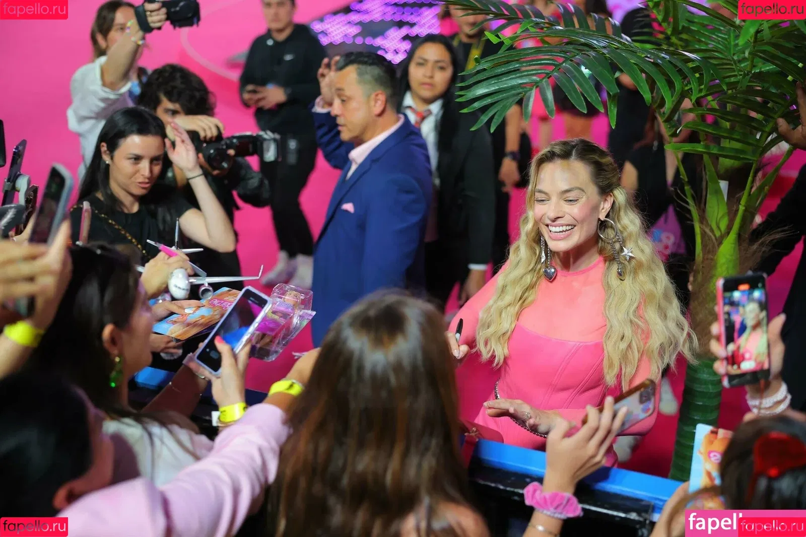 Margot Robbie / margotrobbieofficial Onlyfans Photo Gallery 