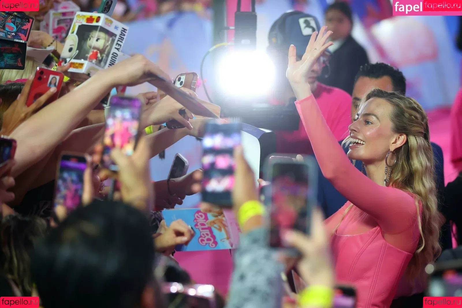 Margot Robbie / margotrobbieofficial Onlyfans Photo Gallery 