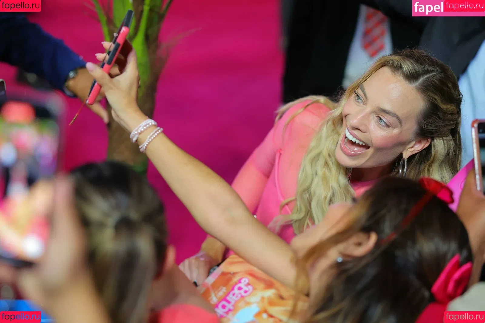 Margot Robbie / margotrobbieofficial Onlyfans Photo Gallery 