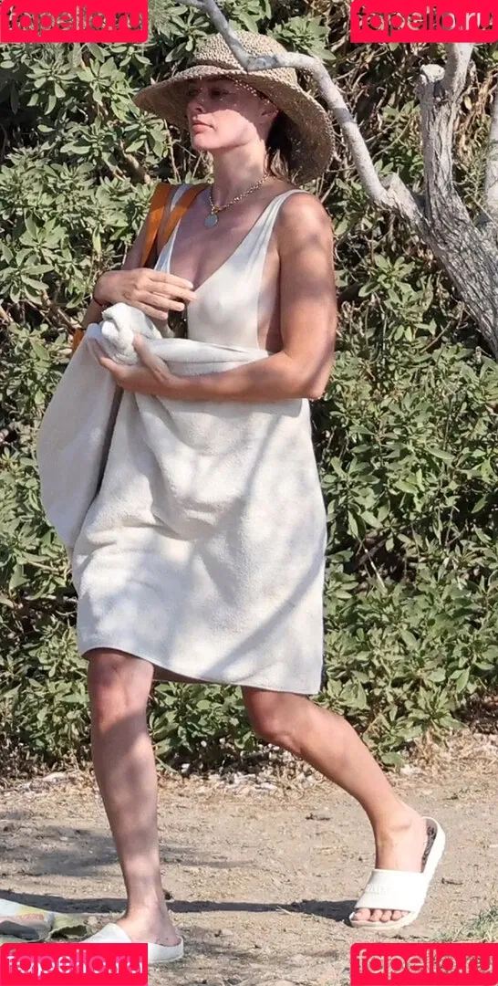 Margot Robbie / margotrobbieofficial Onlyfans Photo Gallery 