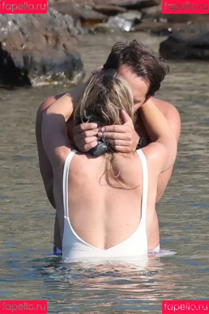 Margot Robbie / margotrobbieofficial Onlyfans Photo Gallery 