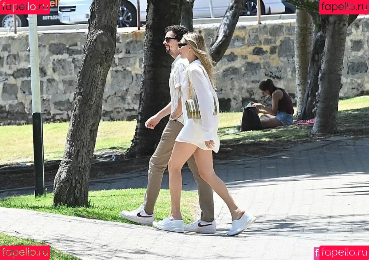 Margot Robbie / margotrobbieofficial Onlyfans Photo Gallery 