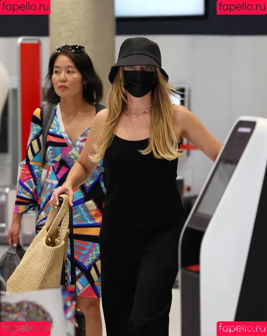 Margot Robbie / margotrobbieofficial Onlyfans Photo Gallery 